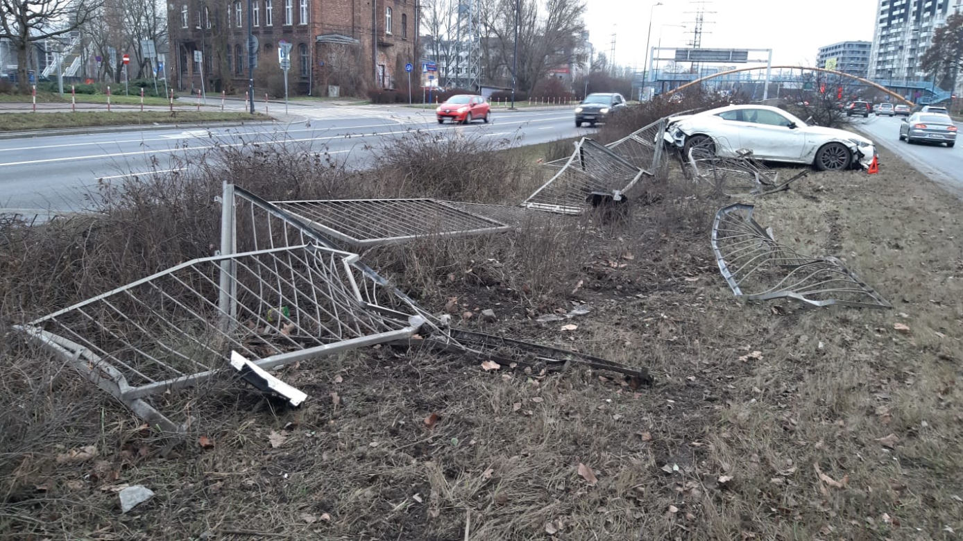 Rozbił sportowe auto i dał nogę. Policja szuka właściciela drogiego auta