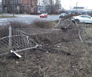 Rozbił sportowe auto i dał nogę. Policja szuka właściciela drogiego auta