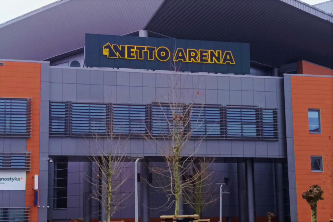 Plac przed Netto Areną po przebudowie