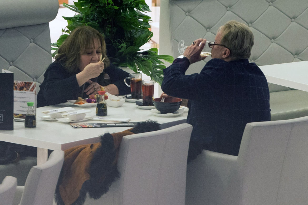 Daniel Olbrychski z żoną na Sushi, ona je on pije