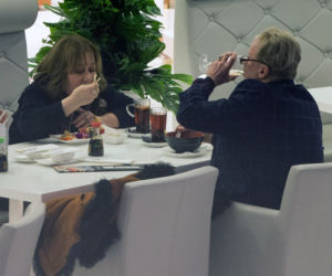 Daniel Olbrychski z żoną na Sushi, ona je on pije
