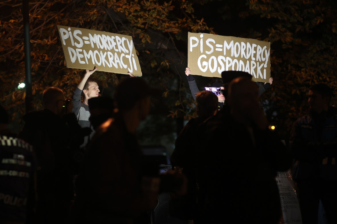Protesty przed Wawelem w miesięcznice pogrzebu pary prezydenckiej