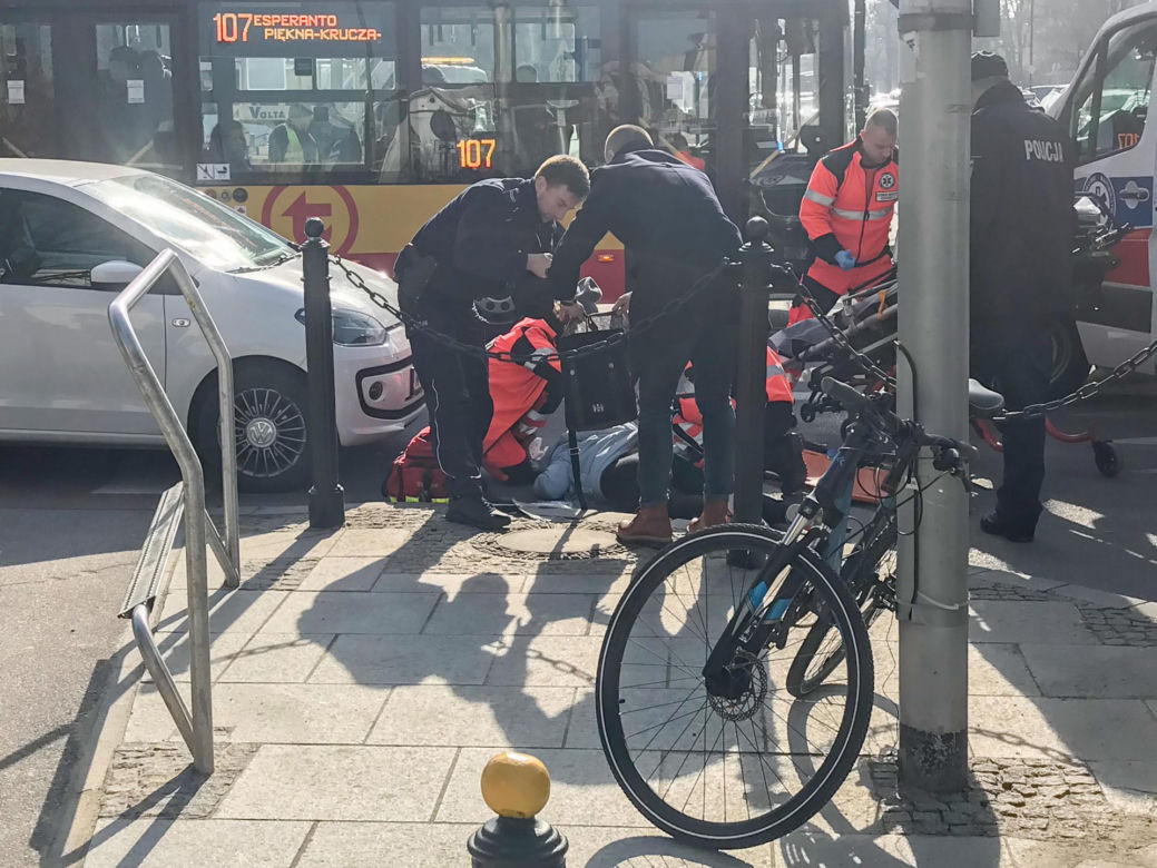 Rowerzystka potrącona na rogu Pięknej i Aleji Ujazdowskich