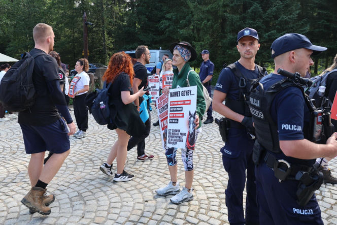 Protesty przeciwko konnemu transportowi nad Morskim Okiem