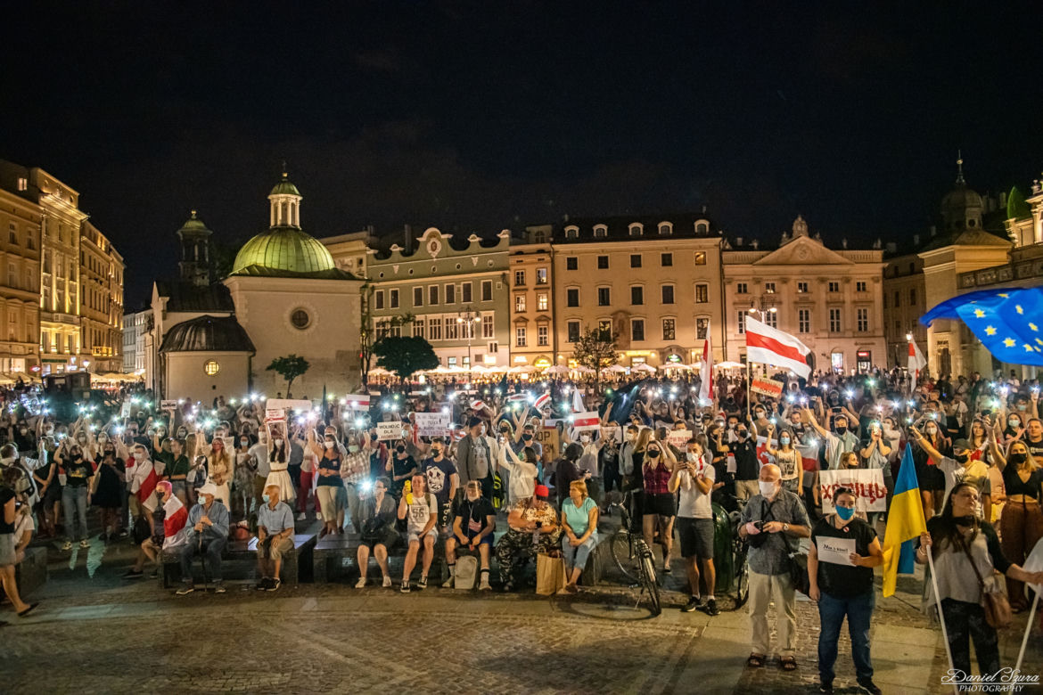 Manifestacja Białorusinów na rynku w Krakowie. "Precz z Łukaszenką!"