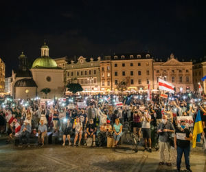 Manifestacja Białorusinów na rynku w Krakowie. Precz z Łukaszenką!