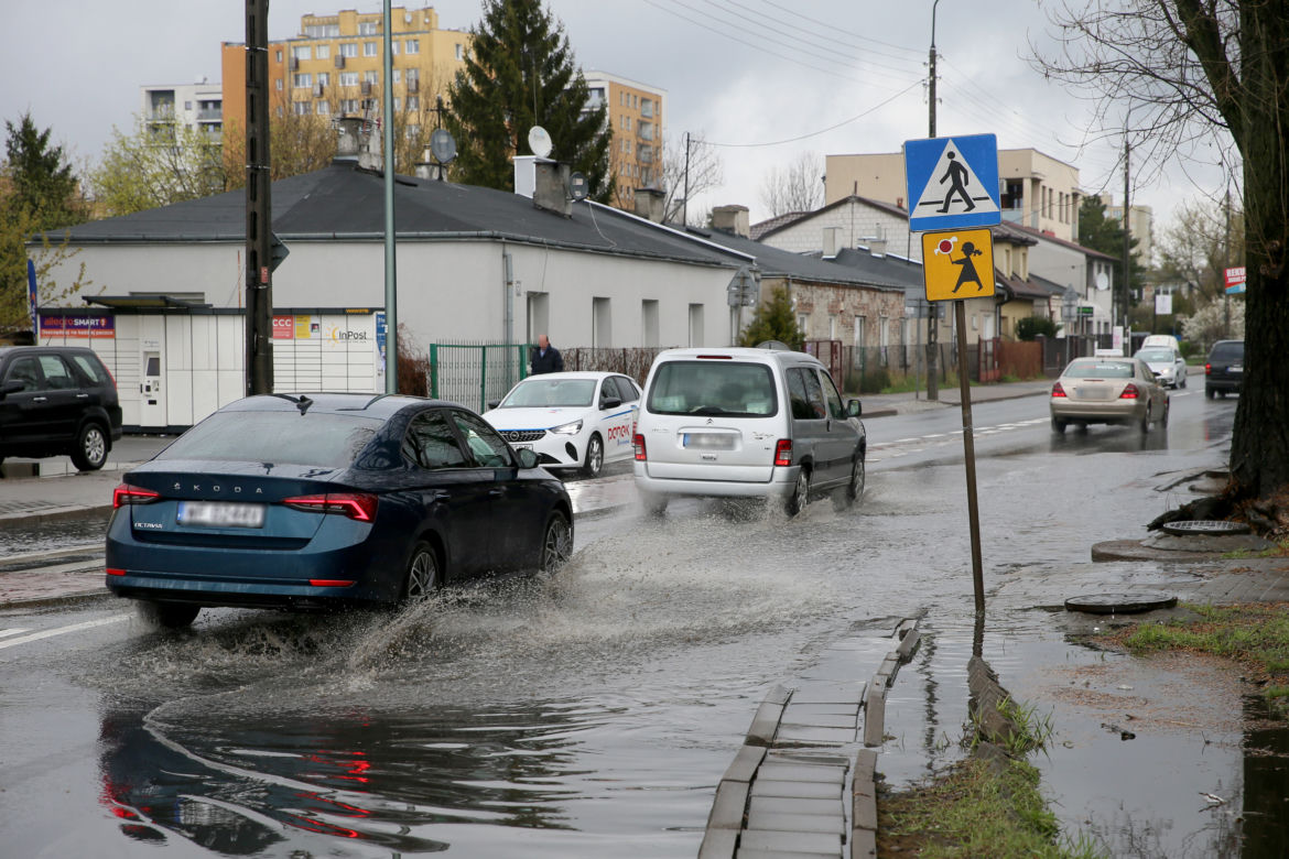 Mieszkańcy toną, gdy tylko spadnie deszcz. Fuszerka w Marysinie Wawerskim