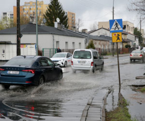 Mieszkańcy toną, gdy tylko spadnie deszcz. Fuszerka w Marysinie Wawerskim