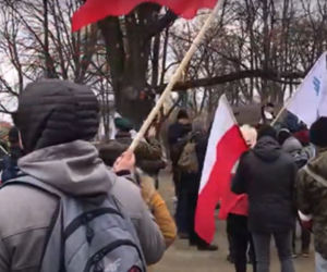 Chcieli protestować przeciwko obostrzeniom i szczepieniom. Przeszkodziła im policja