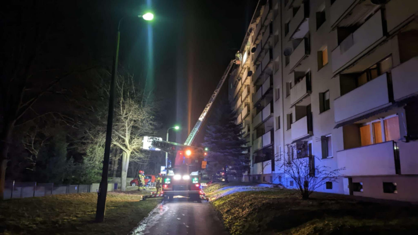 Nocny pożar w bloku przy Olszewskiego w Jaworznie. Ewakuacja setki mieszkańców. Dwoje dzieci w szpitalu