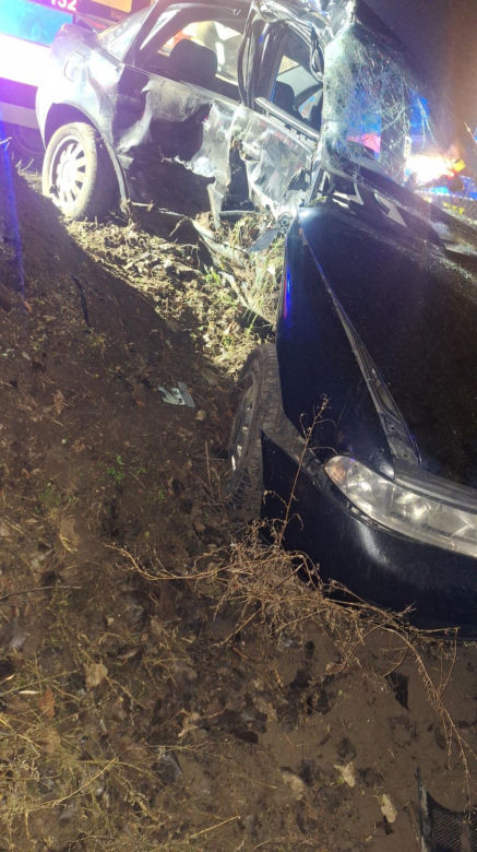 Straszny wypadek przerwał życie młodego kierowcy. 20-latek rozbił się na drzewie!