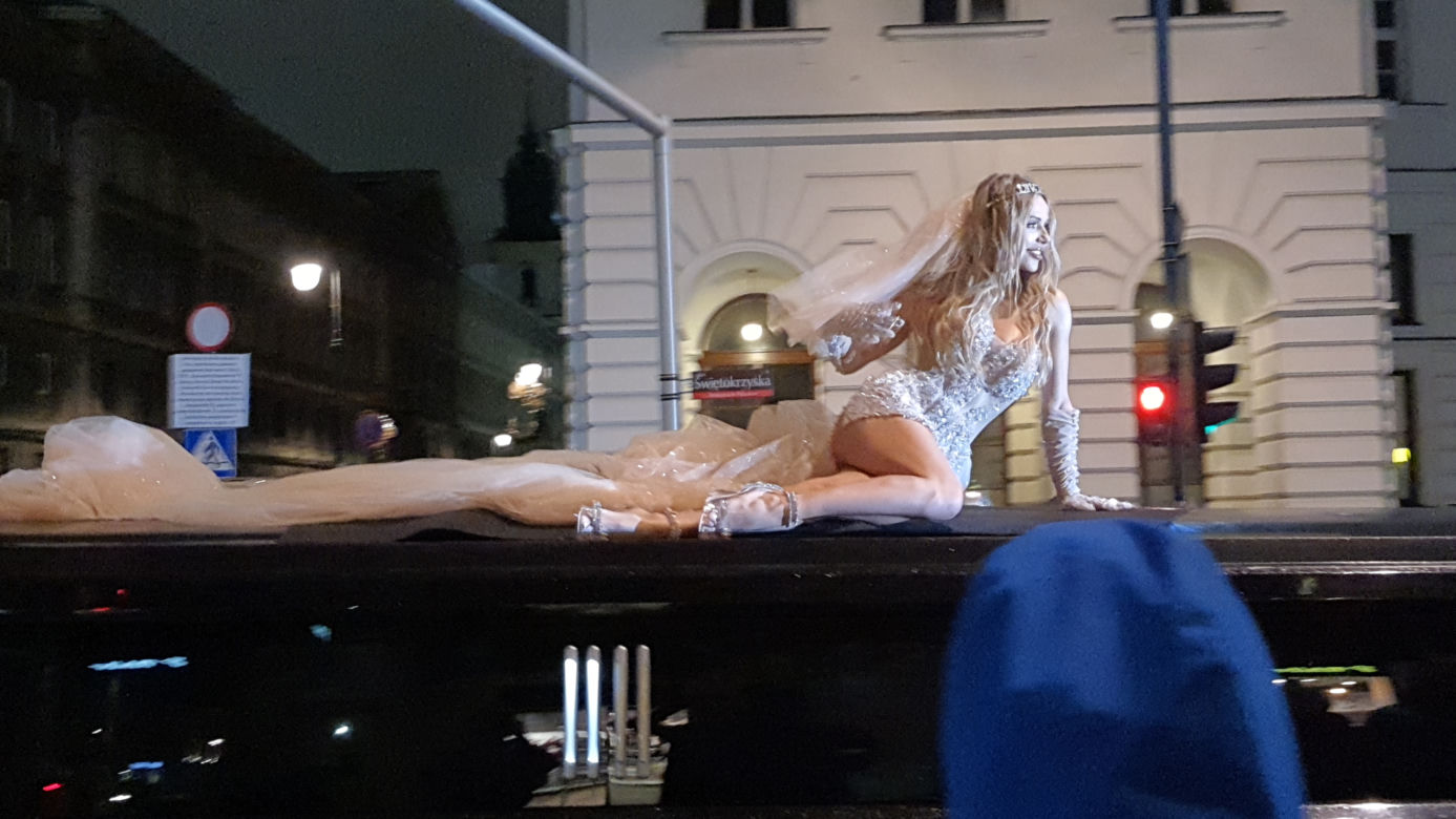 Doda na dachu limuzyny - tak świętuje rozwód