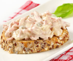 Pasta z żółtego sera z mortadelą