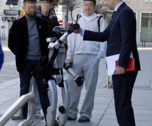 Spotkanie ministra finansów z robotem