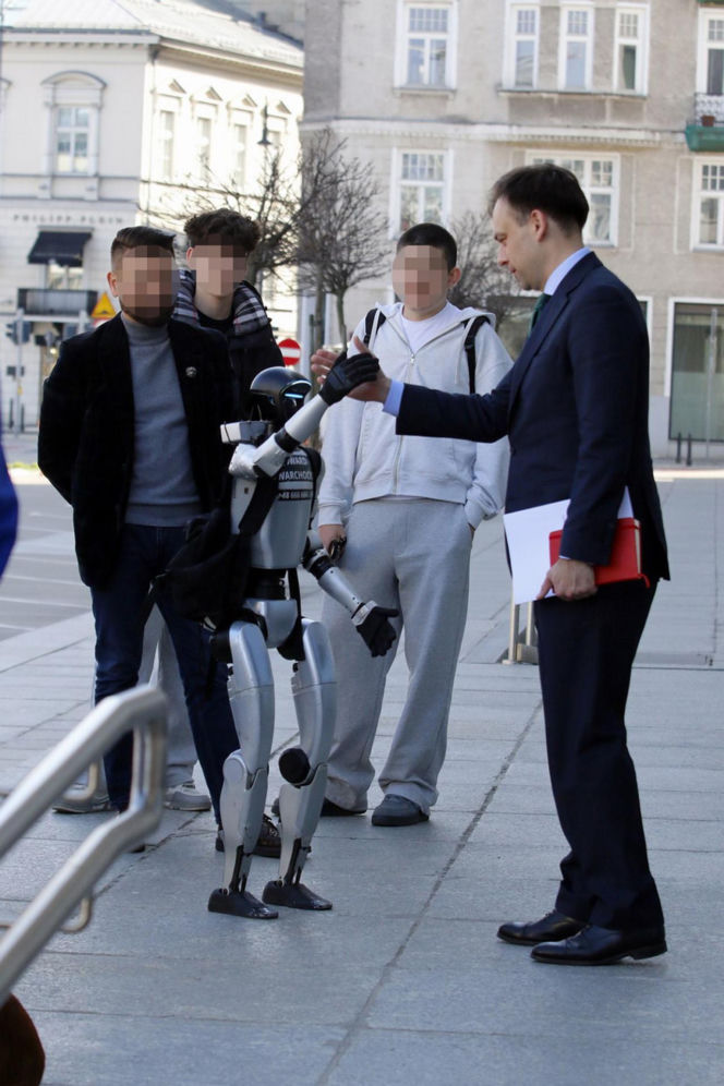Spotkanie ministra finansów z robotem