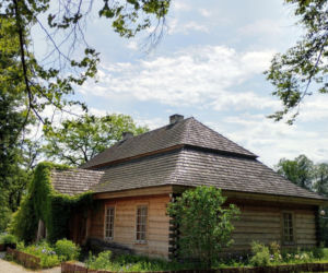 Unikalna wieś w Świętokrzyskiem. Szklany dom w Ciekotach przyciąga turystów