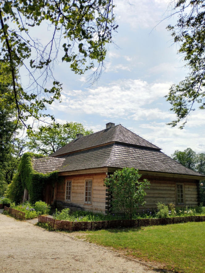 Unikalna wieś w Świętokrzyskiem. Szklany dom w Ciekotach przyciąga turystów