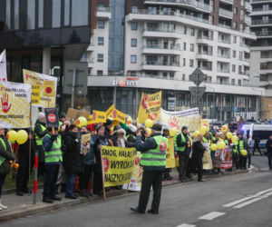 Protest ws. wariantów S7 przed siedzibą oddziału GDDKIA w Krakowie