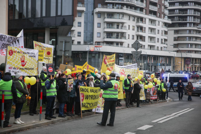 Protest ws. wariantów S7 przed siedzibą oddziału GDDKIA w Krakowie