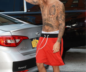 Justin Bieber bez koszulki. Znów pokazał na ulicy Nowego Jorku klatę... i tatuaże