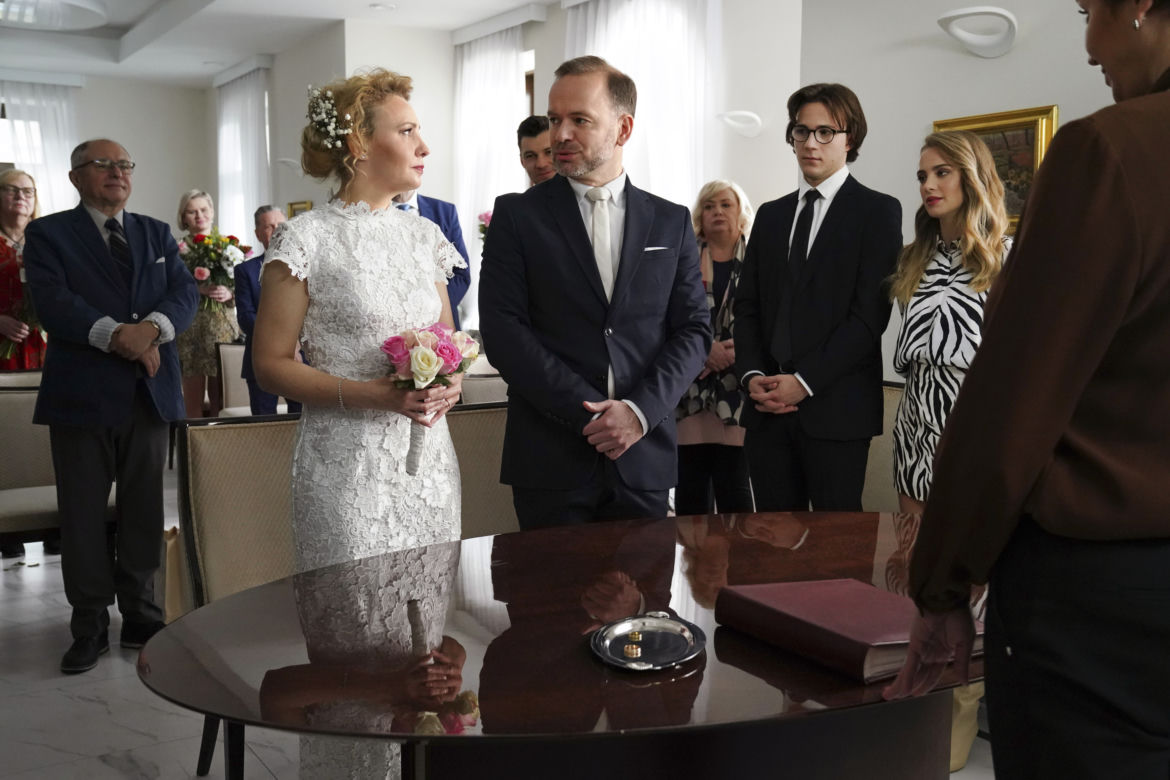Barwy szczęścia, odc. 2626: Sabina (Barbara Jonak), Kazik (Grzegorz Mielczarek), Darek (Andrzej Niemyt), Róża (Anna Gronostaj), Kajtek (Jakub Dmochowski), Oliwka (Wiktoria Gąsiewska) 