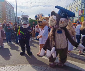 Studenci rozpoczęli nowy rok akademicki w rytmie samby. Spacerek na uniwerek przeszedł ulicami miasta już po raz piąty