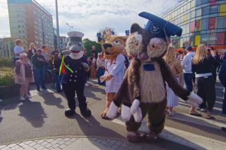 Studenci rozpoczęli nowy rok akademicki w rytmie samby. Spacerek na uniwerek przeszedł ulicami miasta już po raz piąty