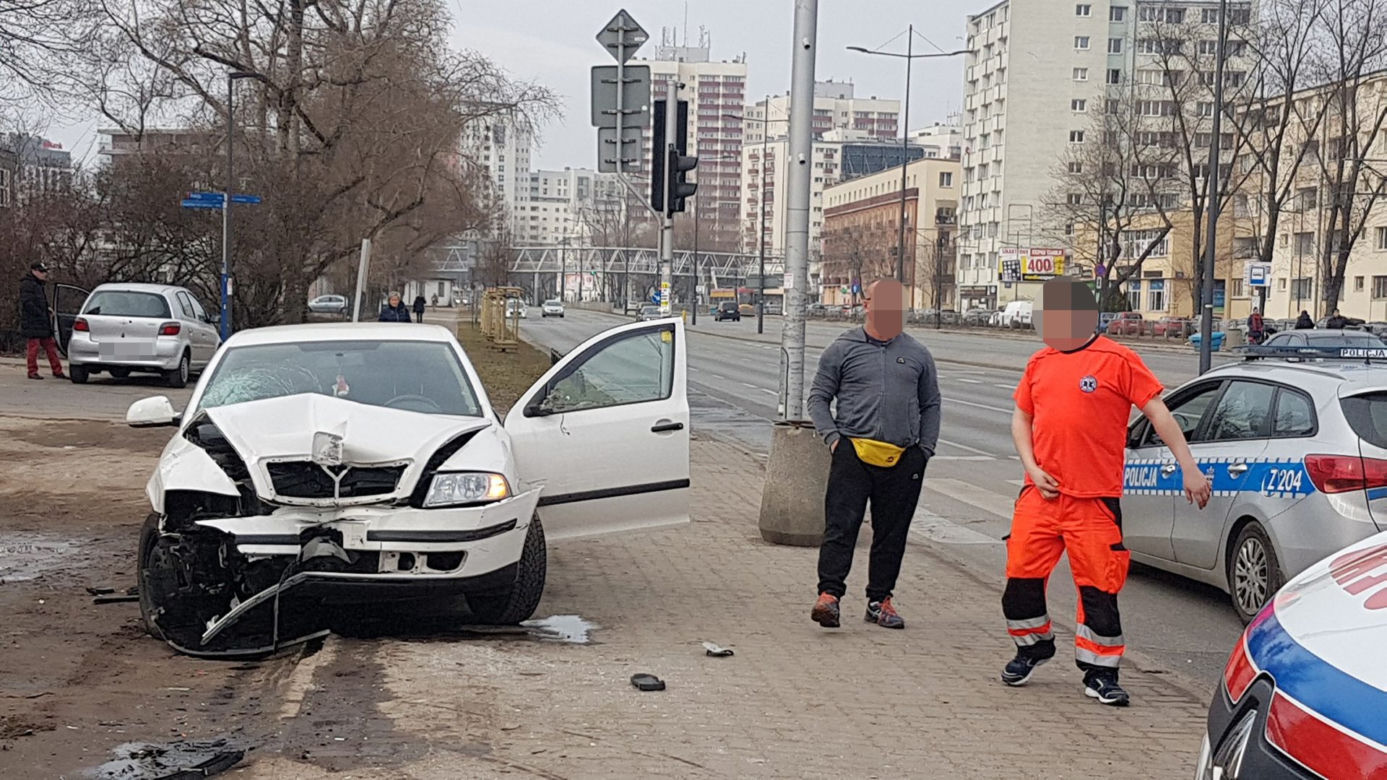 Stracił panowanie nad autem i wjechał na chodnik. Potrącił dwoje pieszych!