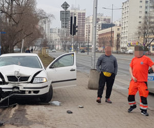 Stracił panowanie nad autem i wjechał na chodnik. Potrącił dwoje pieszych!