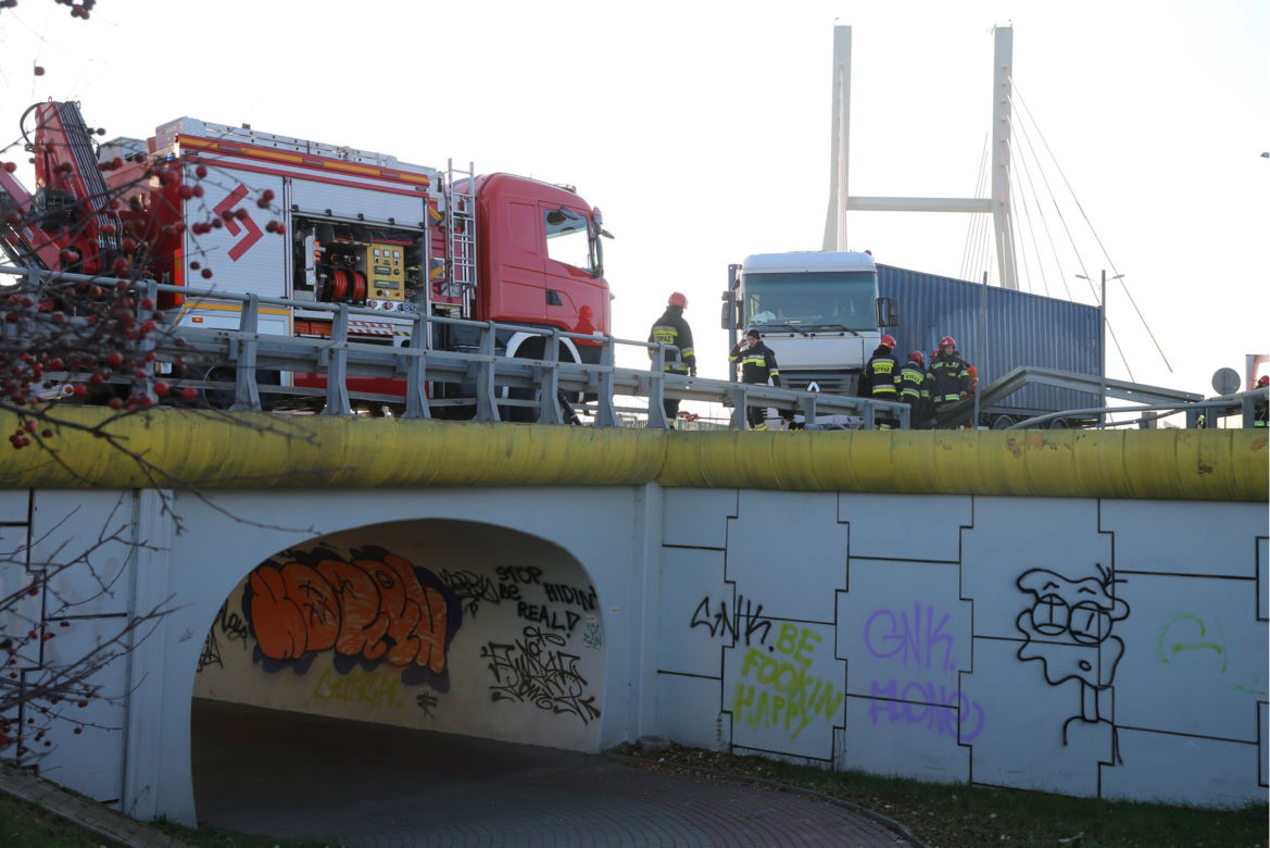 Wypadek TIRA na trasie Siekierkowskiej