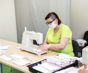 Poseł z Rzeszowa przeznaczył swoją dietę na materiał do szycia maseczek