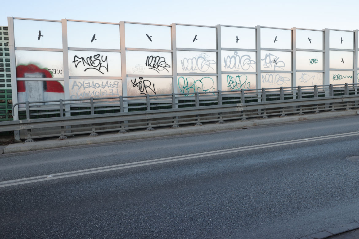 Nikt nie chce zmyć graffiti z wiaduktu. Urzędniczy ping pong na Choszczówce