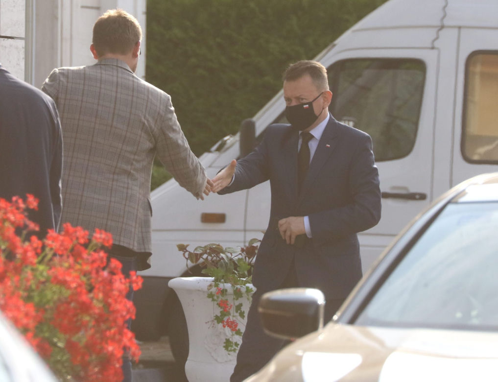 Wyjazd parlamentarzystów PiS na naradę do hotelu w Ożarowie Mazowieckim