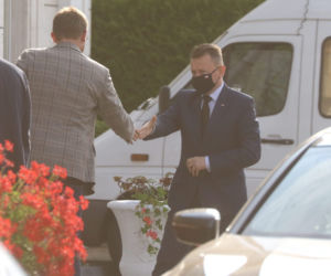 Wyjazd parlamentarzystów PiS na naradę do hotelu w Ożarowie Mazowieckim