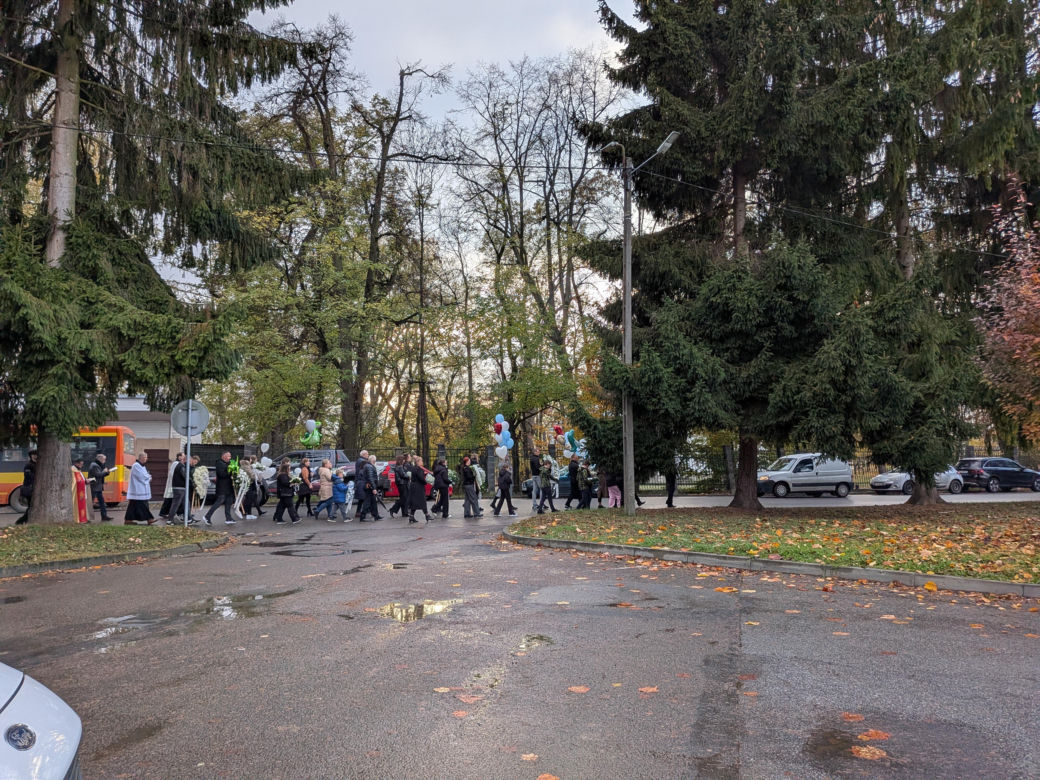 Grób Miecia utonął w białych kwiatach