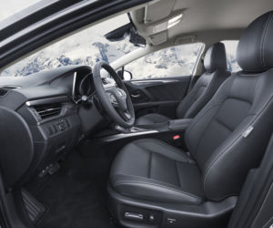 Toyota Avensis lifting 2015
