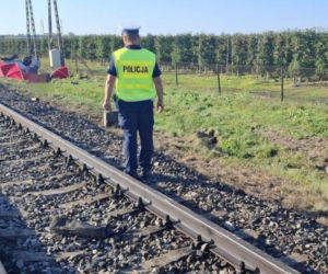 Tragiczne zderzenie pociągu z osobówką pod Wieluniem. Nie żyje 21-latek