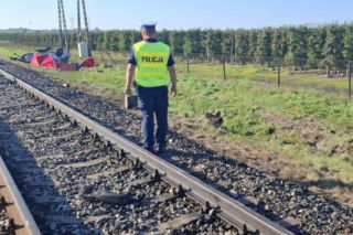 Tragiczne zderzenie pociągu z osobówką pod Wieluniem. Nie żyje 21-latek