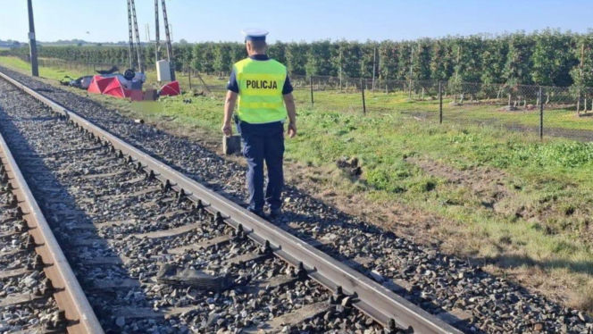 Tragiczne zderzenie pociągu z osobówką pod Wieluniem. Nie żyje 21-latek