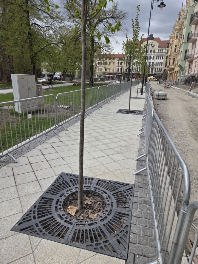 Nowe oblicze placu Wolności. Kwiaciarnie już zamontowane, koniec prac coraz bliżej