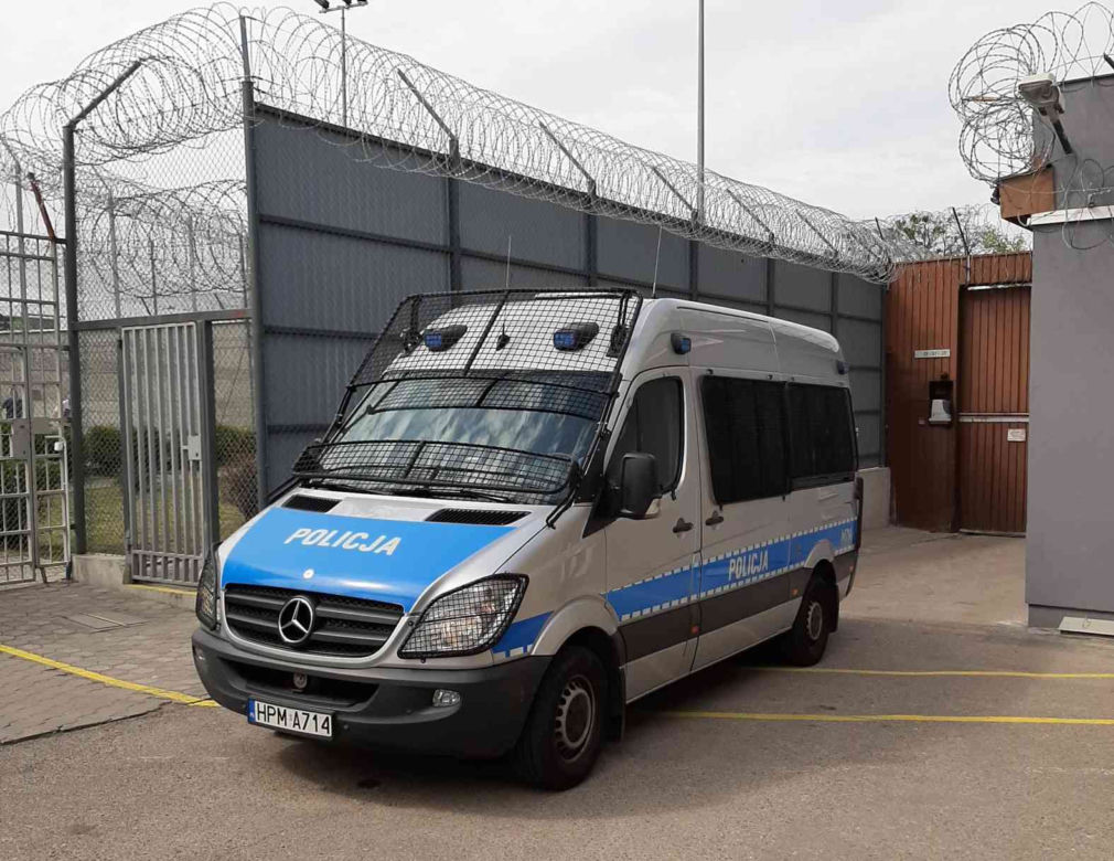 Więźniowie z Białegostoku uszyli policjantom 2300 maseczek ochronnych
