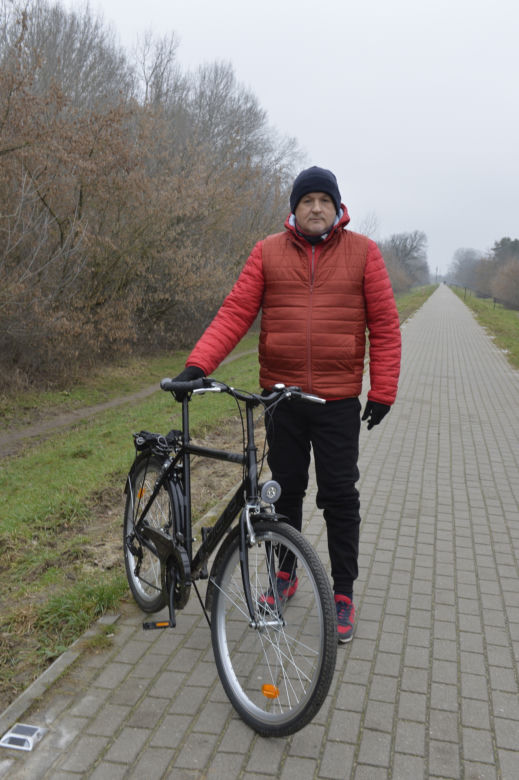 Ścieżka na Białołęce mruga jak pas startowy. Kontrowersyjna instalacja drażni mieszkańców 