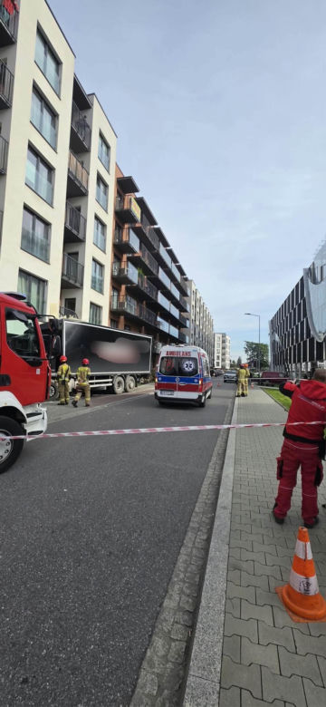 Koszmarny wypadek w Krakowie. Ciężarówka z impetem uderzyła w blok