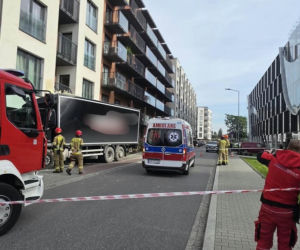 Koszmarny wypadek w Krakowie. Ciężarówka z impetem uderzyła w blok