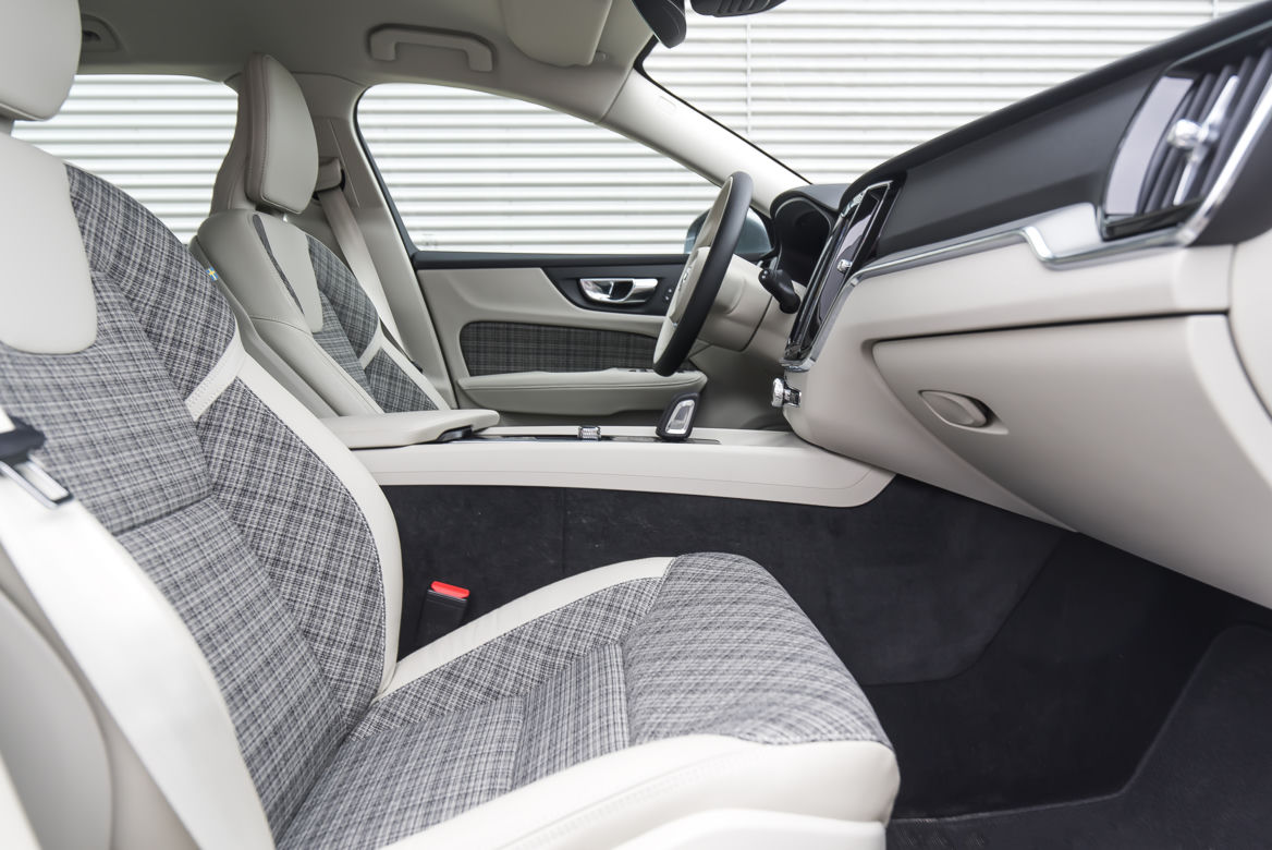 Volvo V60 Momentum Pro B4 FWD AT8
