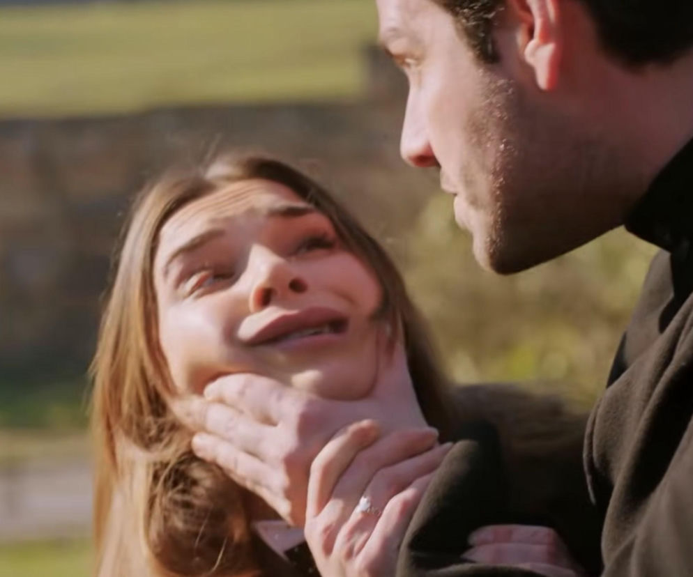 Levent brutalnie chwyta Silę za podbródek, jej twarz wyraża strach i rozpacz. Mężczyzna ma poważny wyraz twarzy, jego powrót do serialu Miłość i nadzieja w 360 odcinku na Super Seriale jest bardzo groźny, a plan Sili się nie uda.