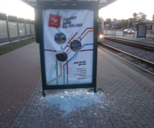 Sprawcami dewastacji przystanków są zazwyczaj pijani awanturnicy i kierowcy