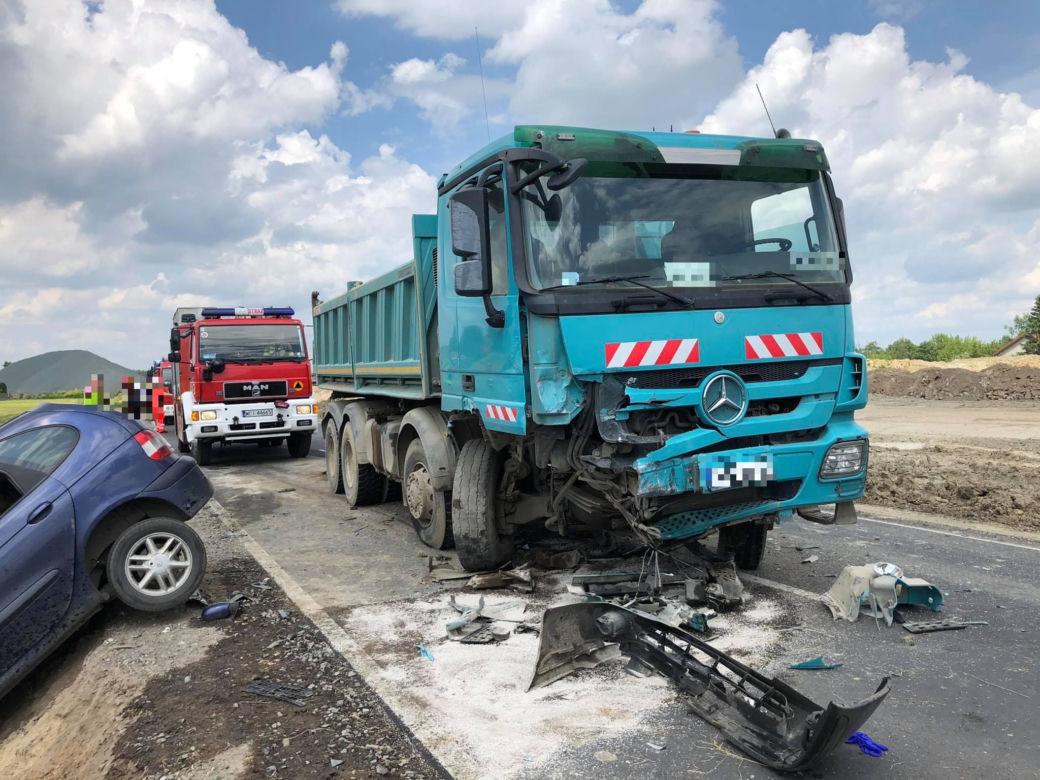 Kondrajec Szlachecki. Dwie osoby zginęły w wypadku na DK nr 7! Ich renault zmiażdżyła ciężarówka