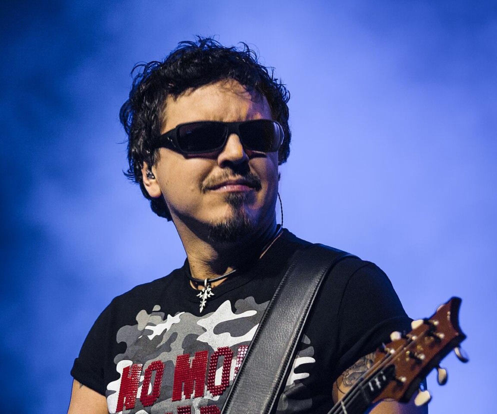 Muzyk i polityk Piotr Liroy-Marzec z gitarą na scenie. O gwiazdach w świecie polityki przeczytasz na EskaRock.