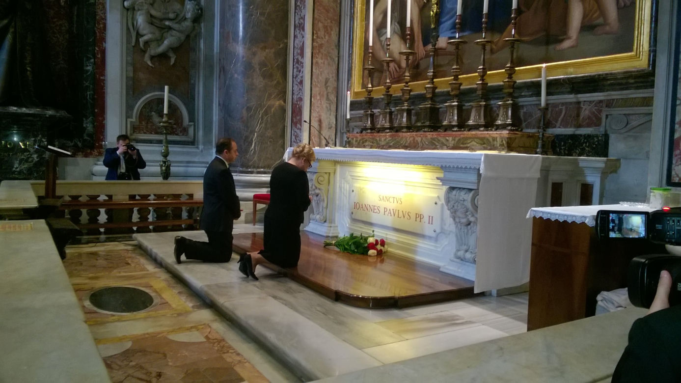 Kempa i Szymański przed grobem papieża